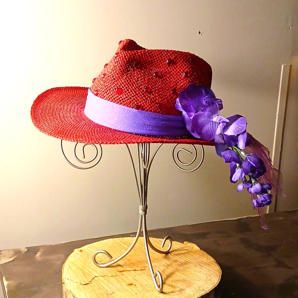 Beautiful Red/Purple Woven Lady's Hat 👒 Embellishments of: Flowers, Lace